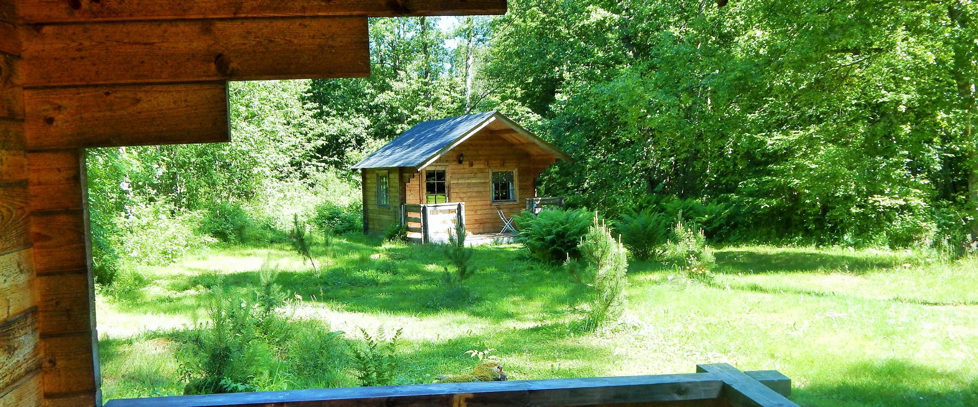 Lahemaan kauniin luonnon keskellä sijaitseva pieni majoituspaikka on tarkoitettu hiljaisuutta ja rauhaa hakeville vieraille. Majoitus pienissä majoiss