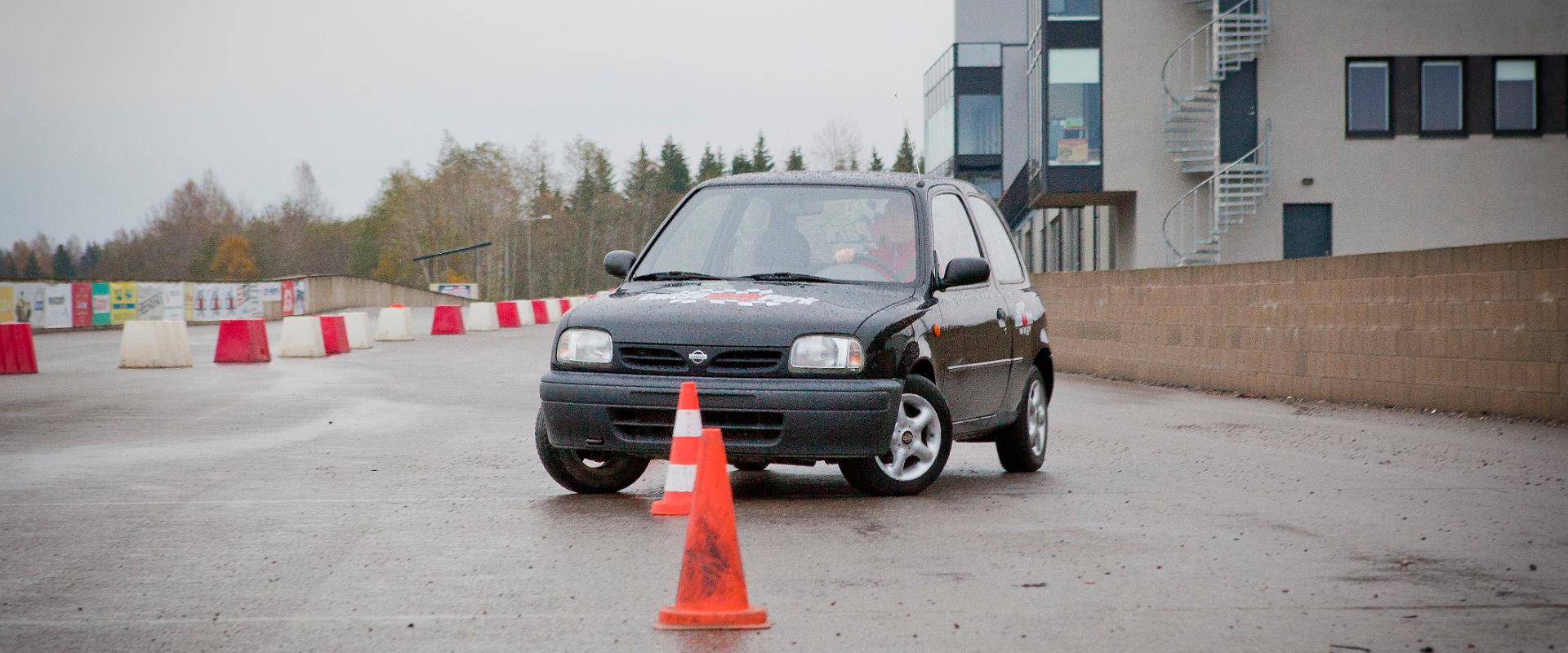 Slaalomsõit vigurautoga LaitseRallyPargis