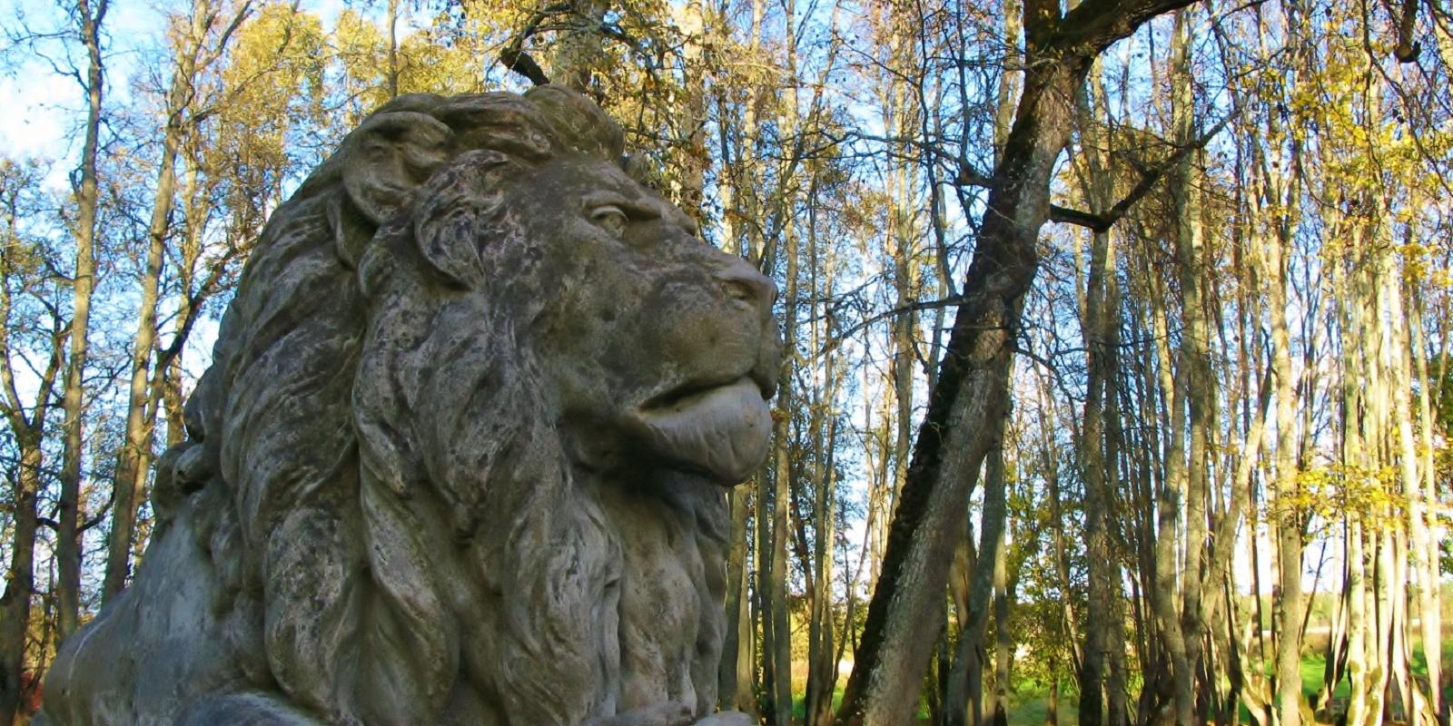 Lukes muiža un muižas parka lauvas skulptūra