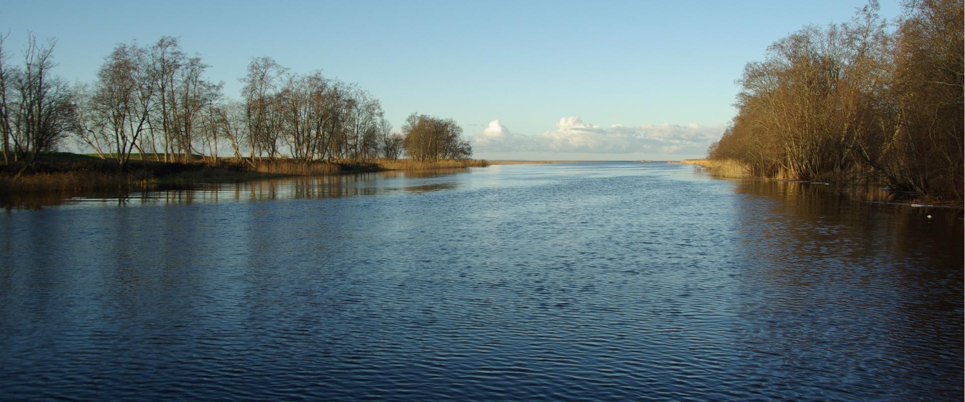 Fluss Jägala und Hängebrücke