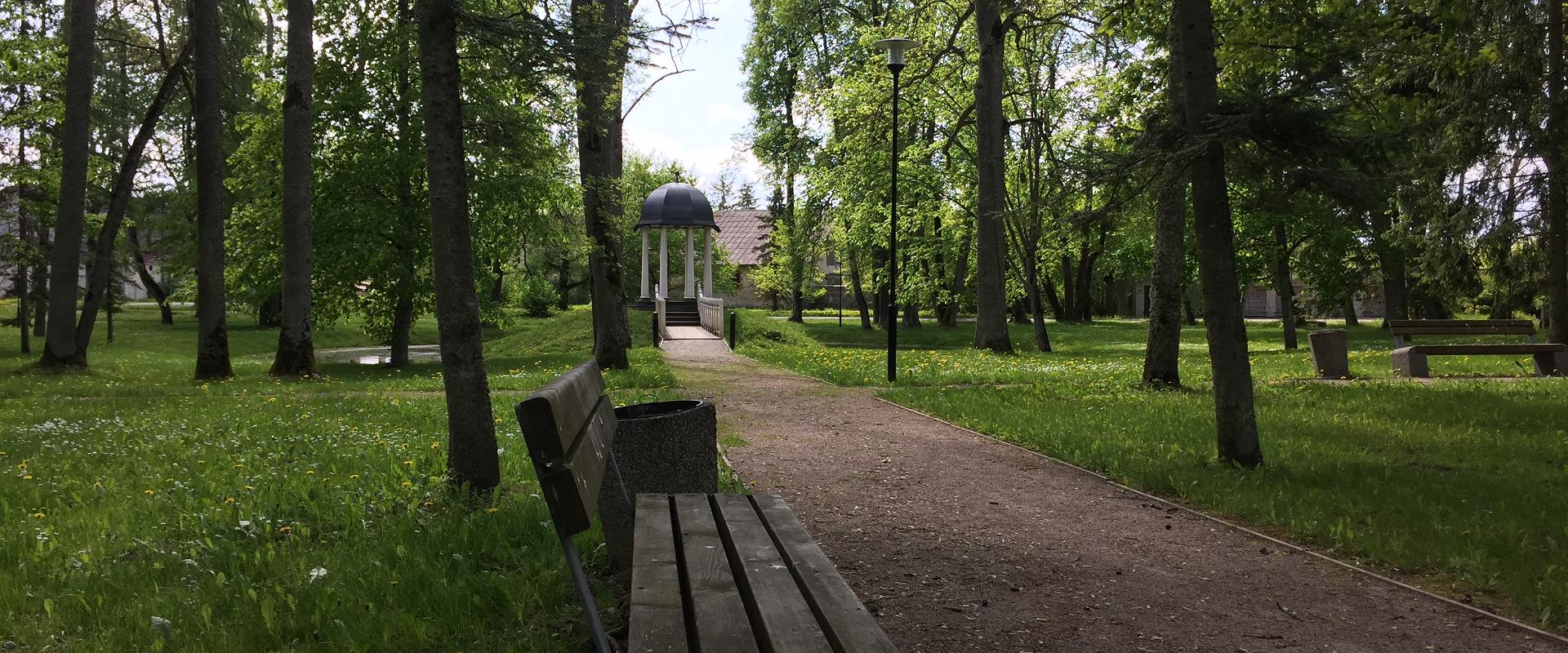 Puhkemaja "Vana Talli" lähedal Väätsa mõisa park
