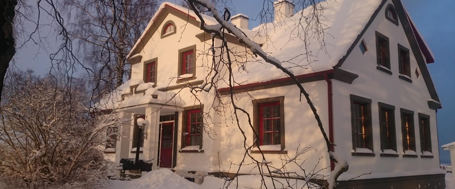 Virulase Puhkemaja maja väljast talvel