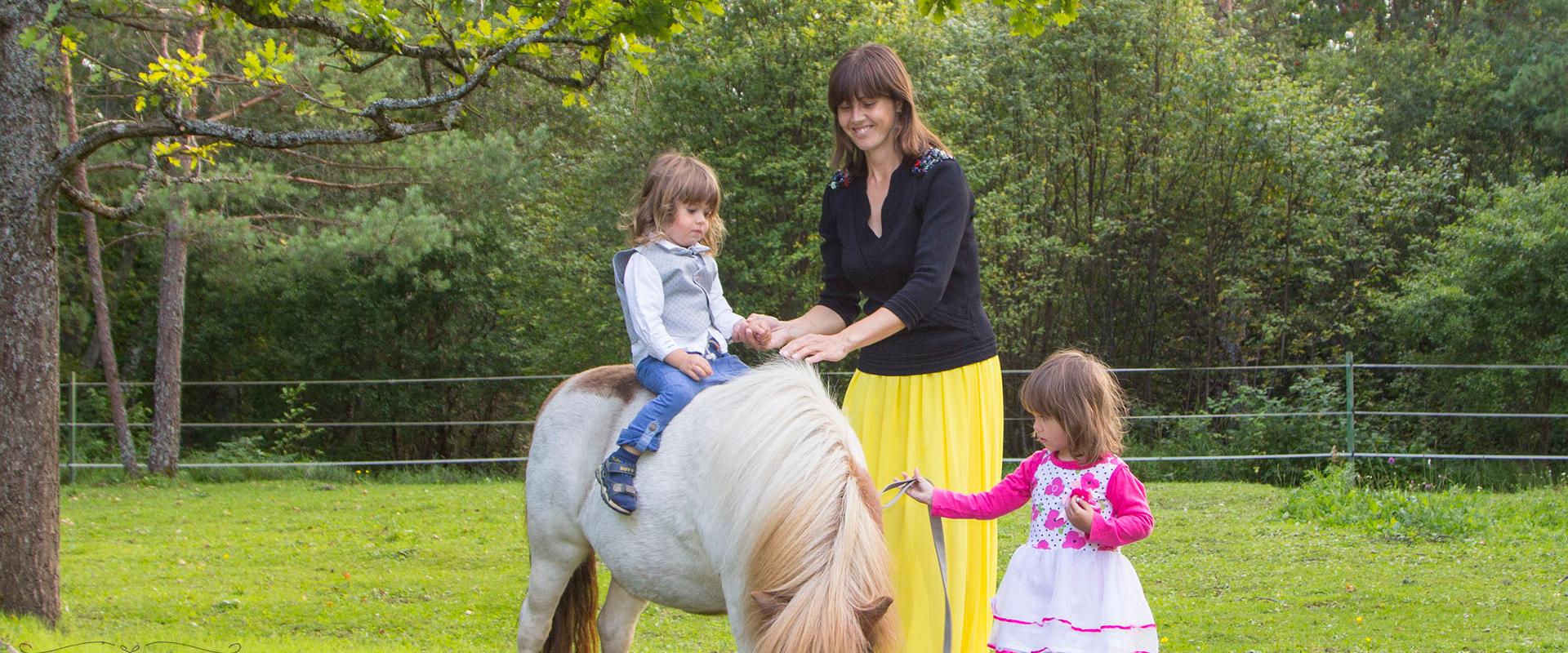 Unistuste fotosessioon koos ponidega ja ponisõit