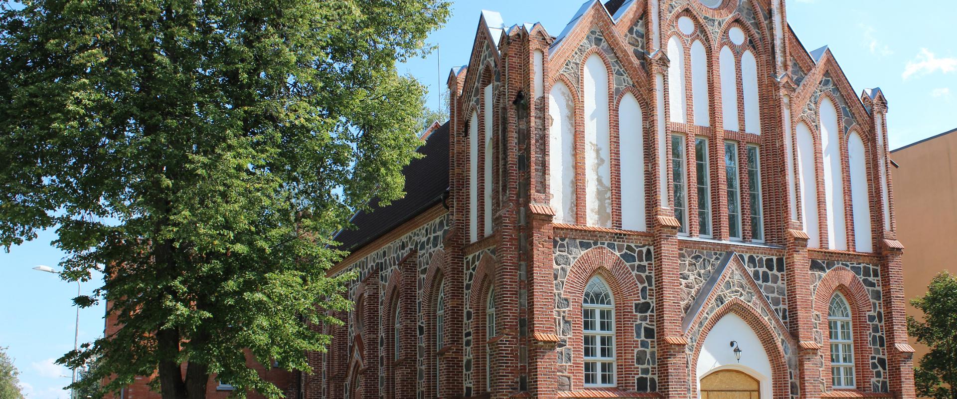 Die Kirche ist aus grossen Kopfsteinen und Ziegelsteinen gebaut worden und 1907 geöffnet. Am Bau haben sich aktiv litauische und polnische Eisenbahner