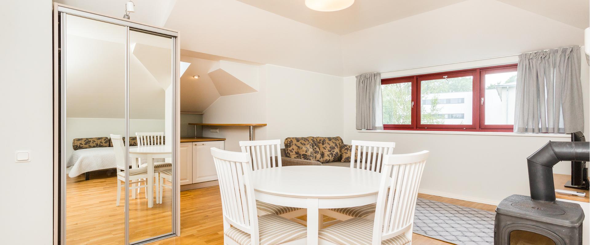 Kuuenda korteri elutuba