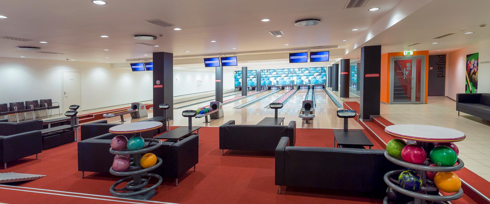 Ten-pin bowling at Tervise Paradiis