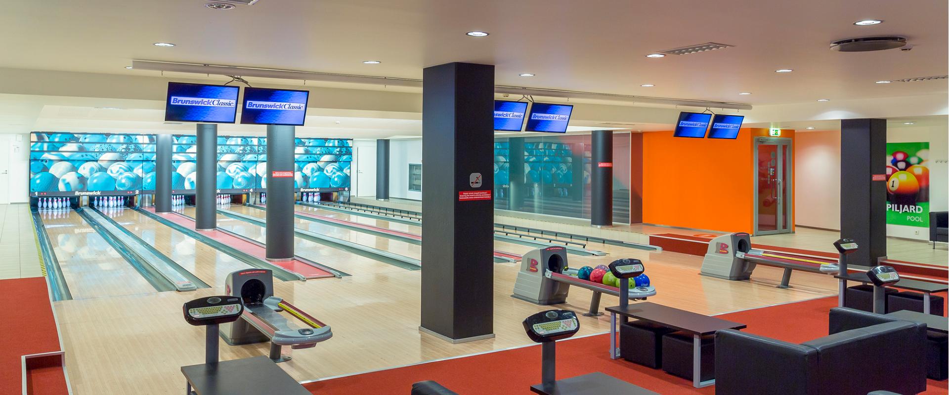 Ten-pin bowling at Tervise Paradiis