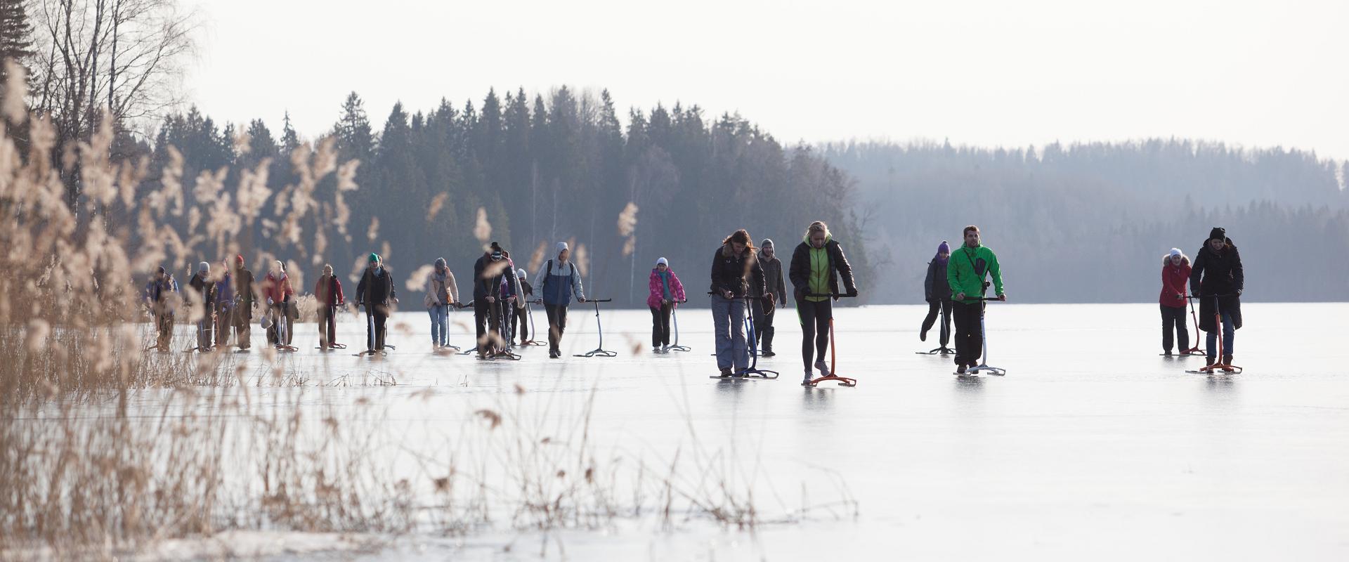 Tõukekelgumatk Otepää Pühajärve jääl või lumistel liikumisradadel