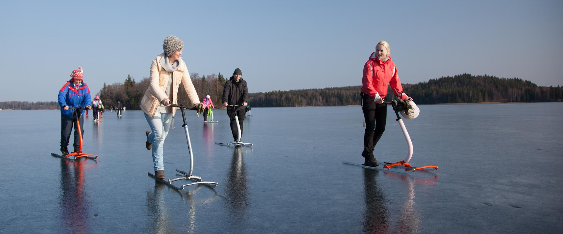 Potkukelkkaretki Pühajärven jäällä tai liikuntaradoilla