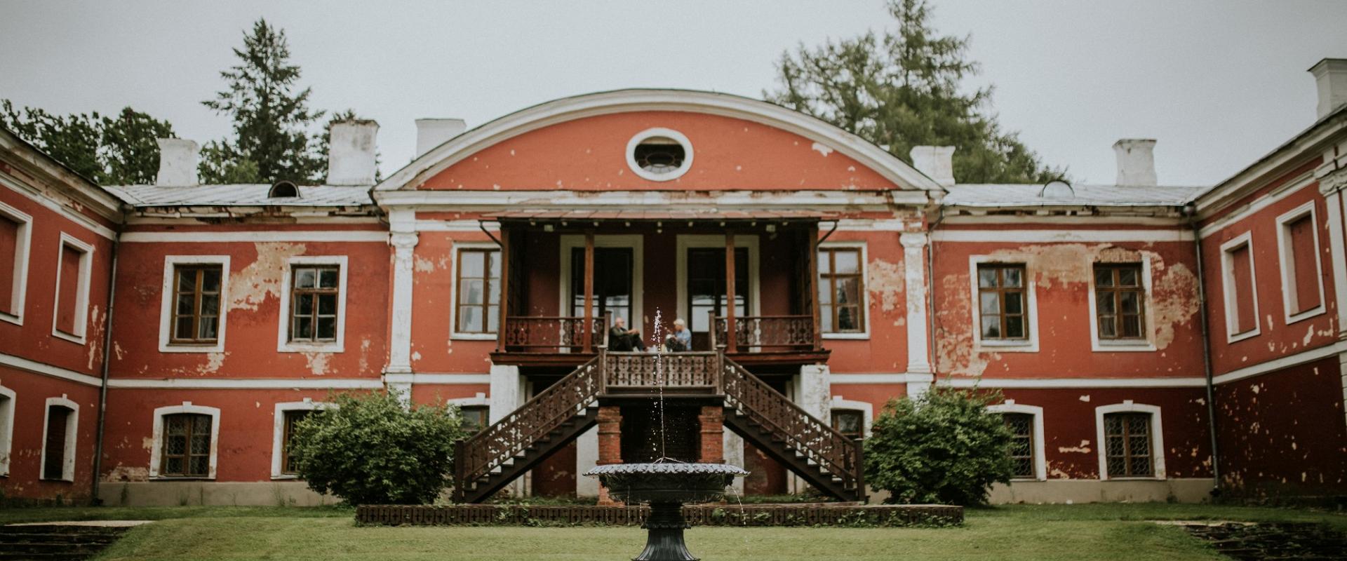 The Õisu Manor is an early classicist building which was built in the 18th-19th centuries after Empress Elizaveta Petrovna gave the manor to the widow