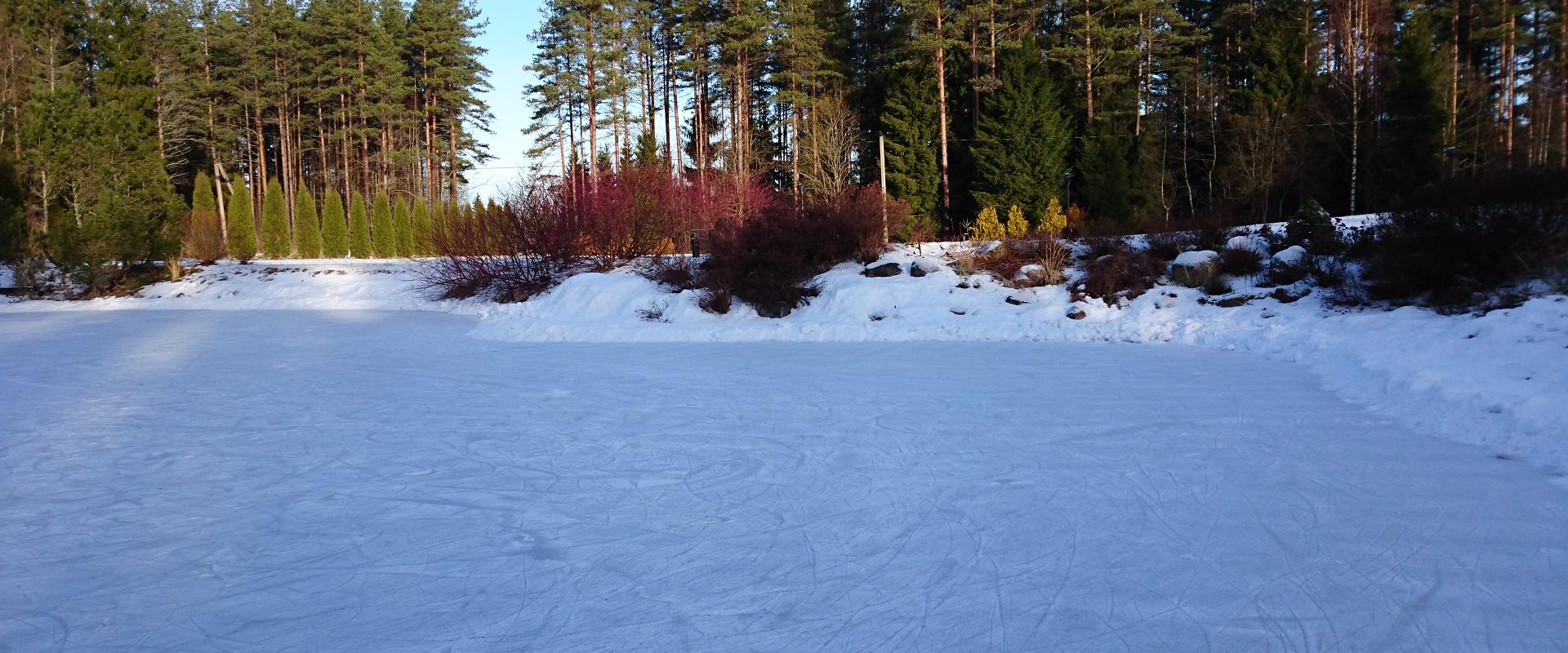 Eislaufen im Urlaubszentrum Kõrveküla