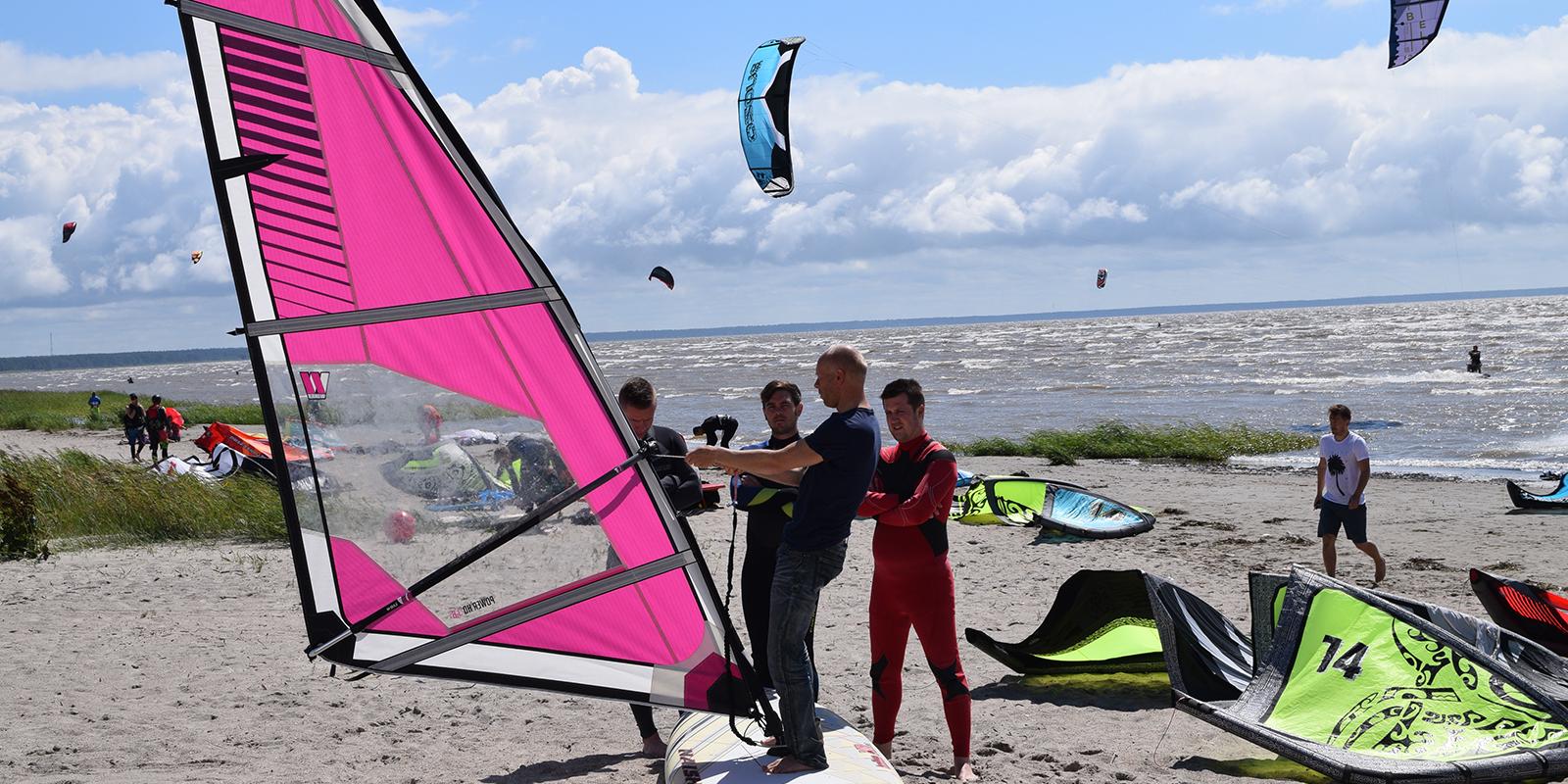 Windsurfschulung des Pärnuer Surfzentrums in Pärnu und an anderen Orten Estlands