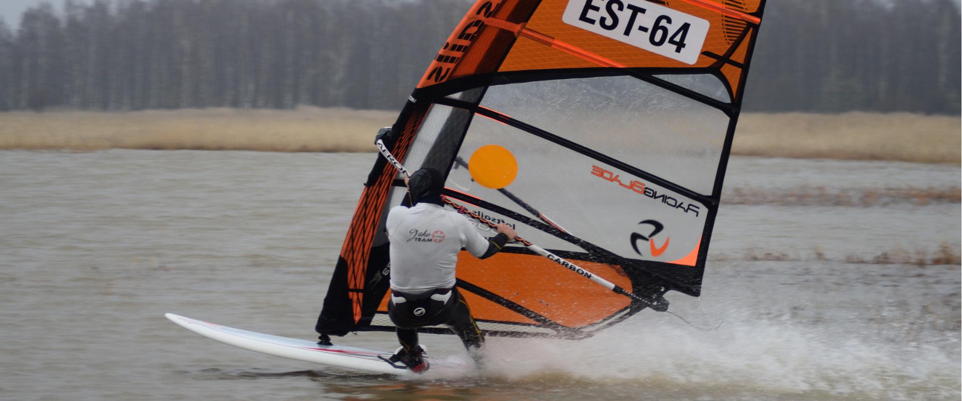 Windsurfen ist eine Gleitfahrt auf der Wasseroberfläche, wobei man mit dem Segel den Wind fängt. Wir laden alle, denen es gefällt in der freien Natur 