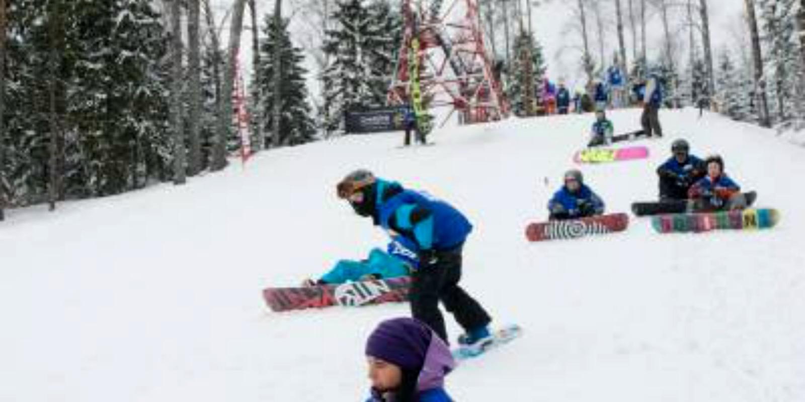 Snowboarding-Park und Hang für alpinen Skilauf auf dem Berg Valgebobusemägi