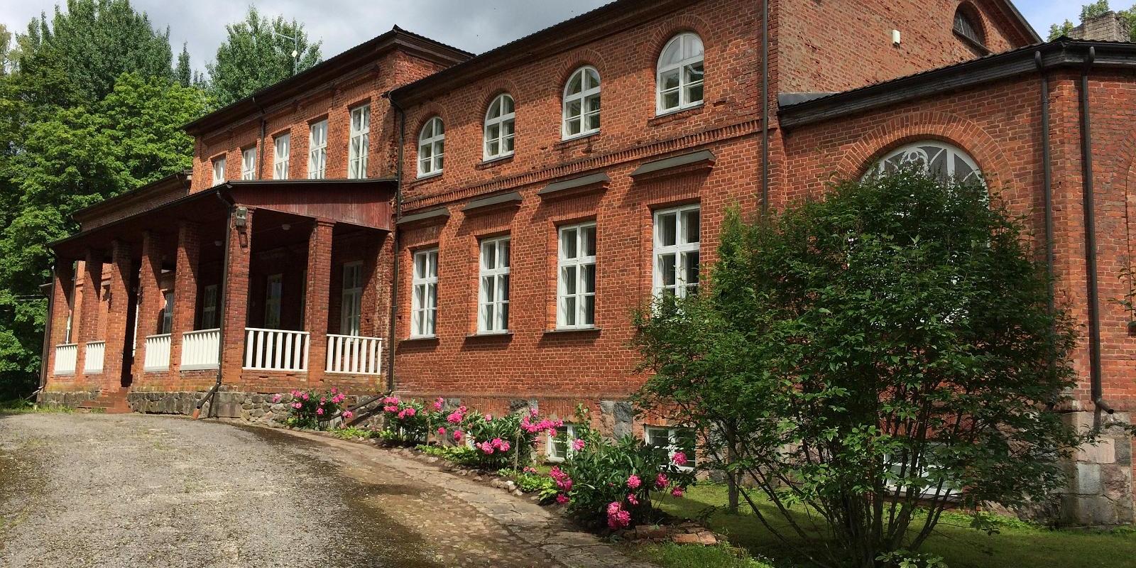 The manor produces artisan wine from Estonian berries and fruit. The production takes place in the historical mansion of the director of the fabrics f