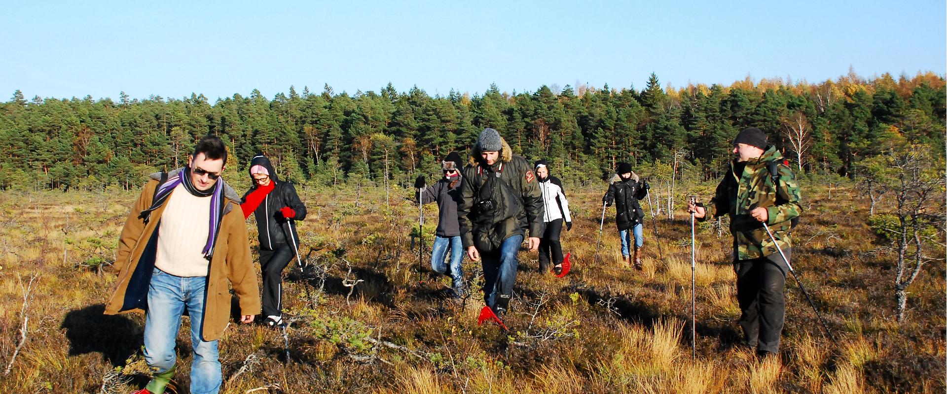 "Seikle vabaks" Moorschuhwanderung im Moor Lindi