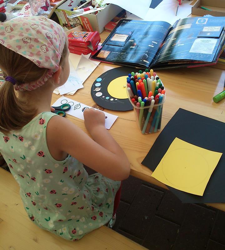 Tartu observatorijas mācību programmas bērniem, bērns zīmē planētas