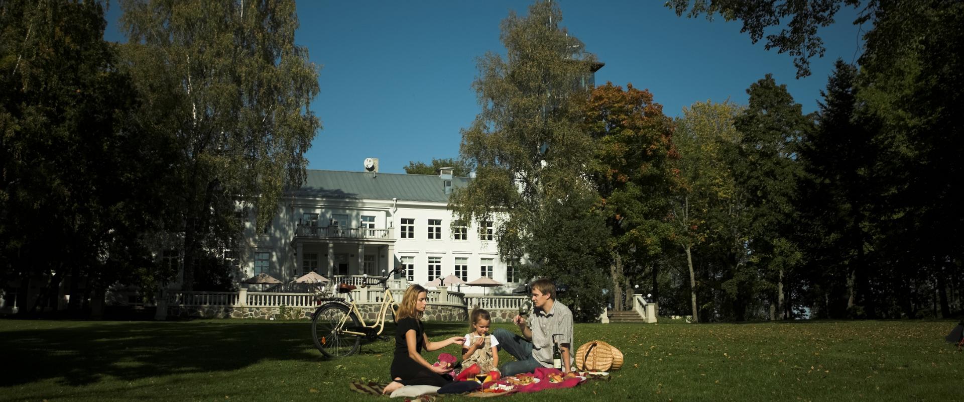 Perhepiknik Pühajärven kylpylä- ja lomakeskuksen puistossa