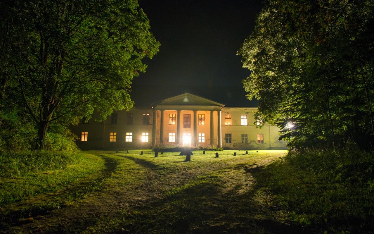 Kirna Herrenhaus bei Nacht