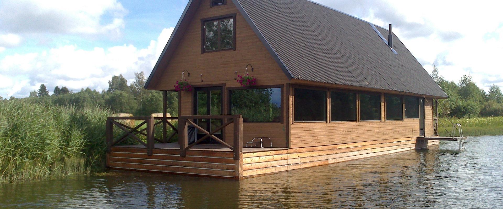 Eingiartiges großes Floßhaus auf dem Fluss Vigala