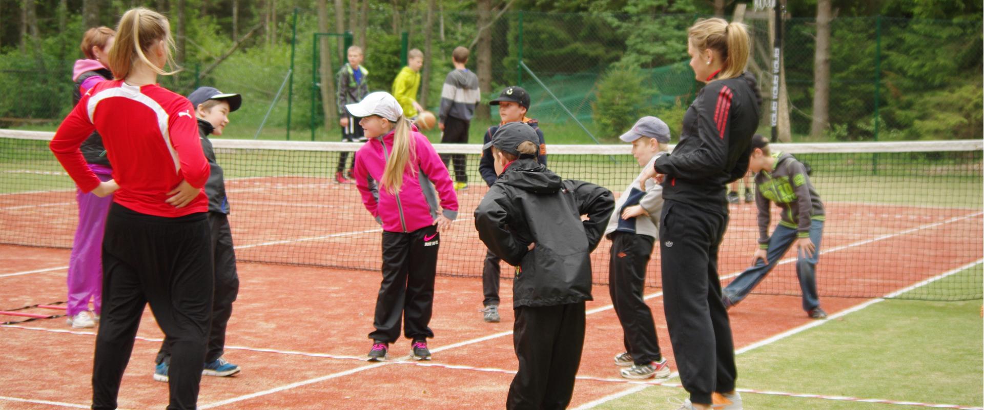 Tennisplatz des Feriendorfes Pidula Forell