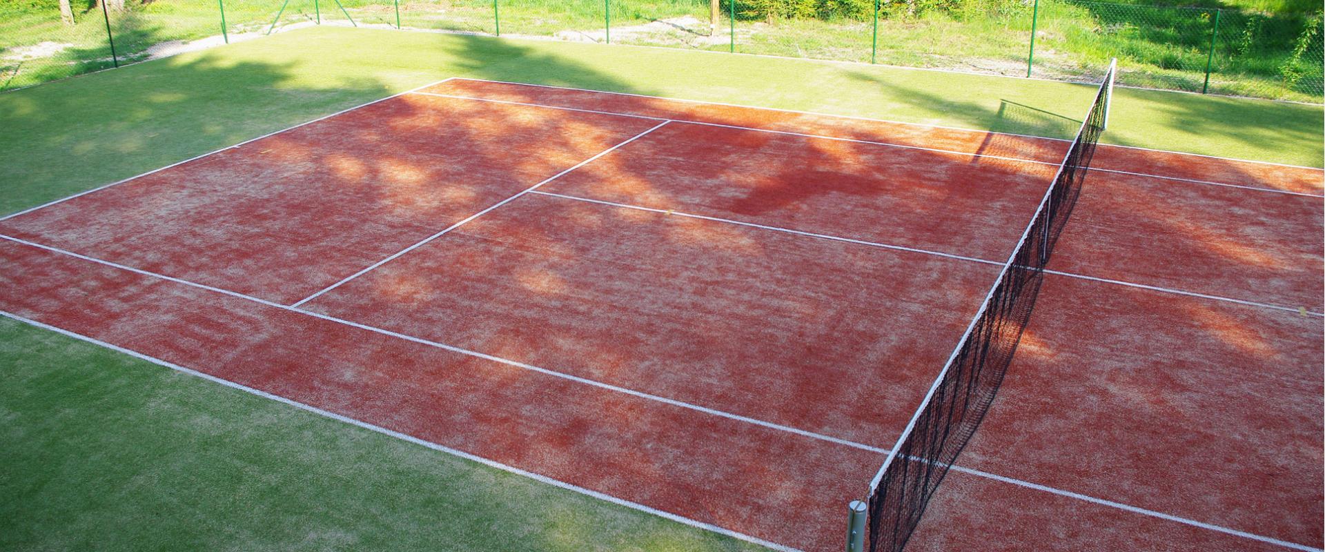 Tennisplatz des Feriendorfes Pidula Forell