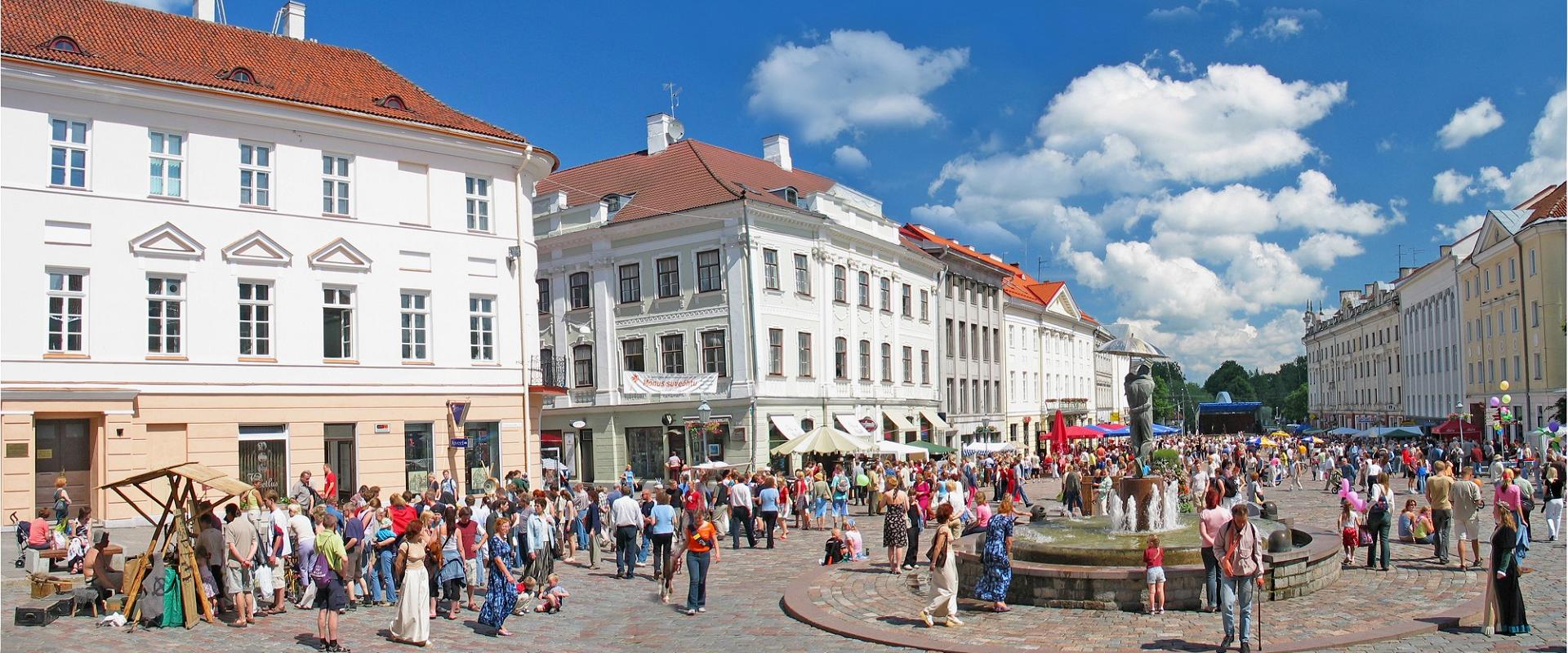 Tartu gadatirgū Maarjalaat plašā izvēlē ir pieejami vietējie pārtikas produkti un lauku izstrādājumi, kā arī ir plaši pārstāvēti Igaunijas amatnieki u