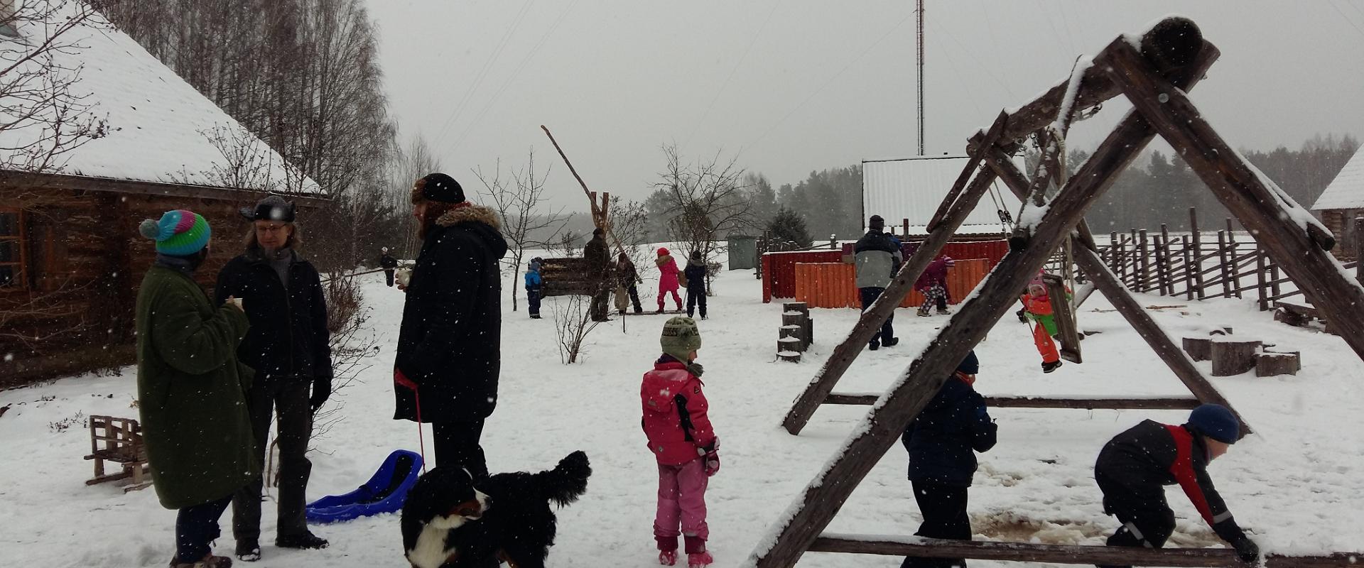 Värskas Tsäimajas, talverõõmud, palju lapsi, pered, õuemängud