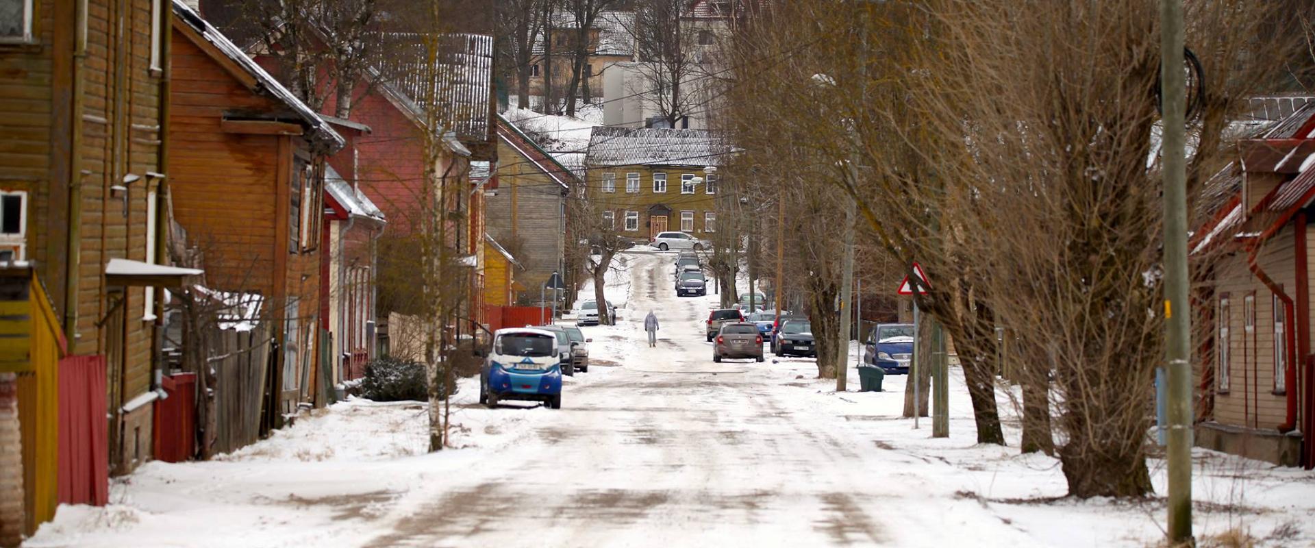 Supilinnas pilsētas daļa ar koka ēkām un brīnišķīgu vidi sniegotā ziemā