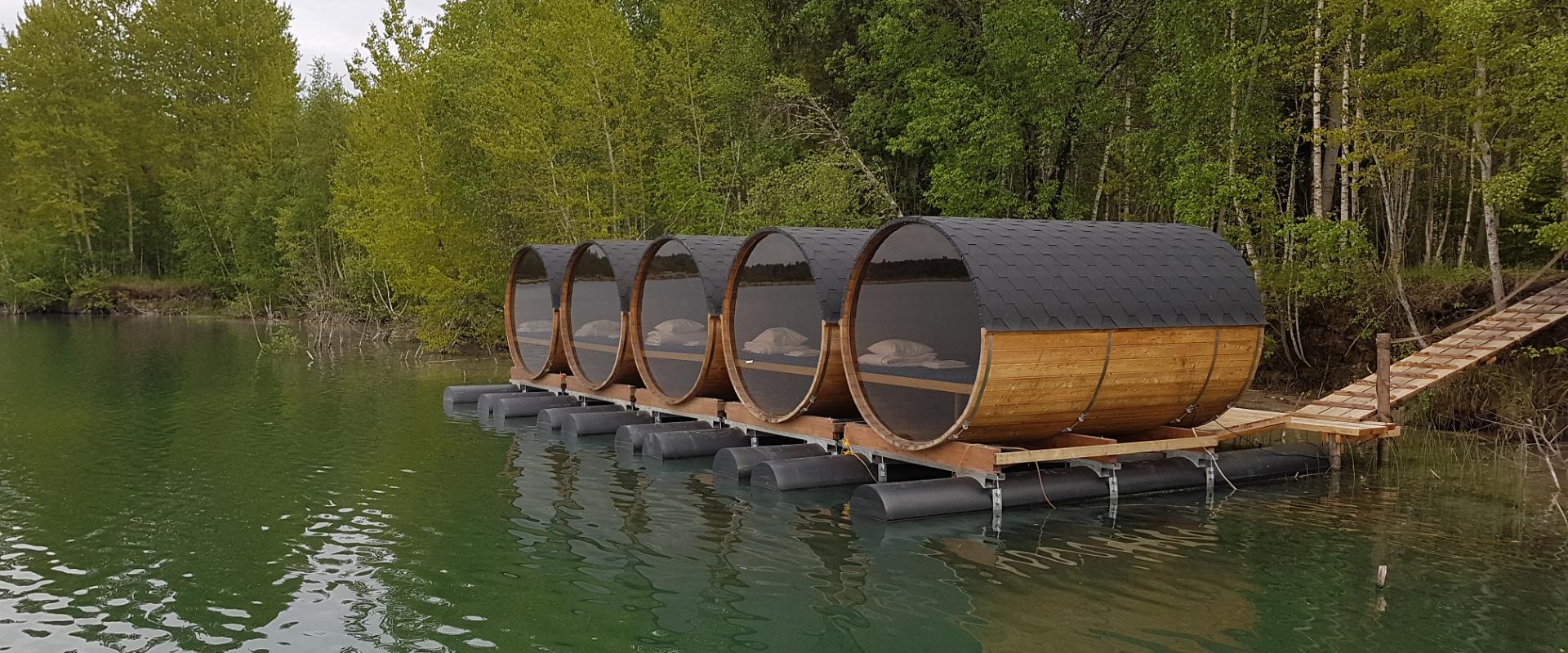 Campingfässer auf dem Wasser im Erholungszentrum Paekalda