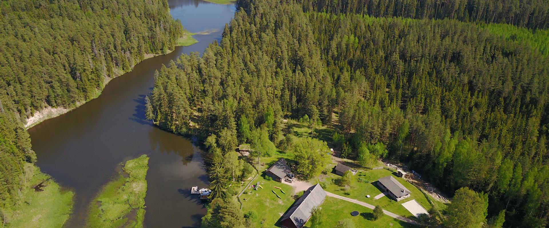 Die Tiku-Ferienhäuser bieten eine großartige Möglichkeit, sich inmitten wunderbarer Natur im einzigartigen Urstromtal des Flusses Ahja (dt. Aya) zu er