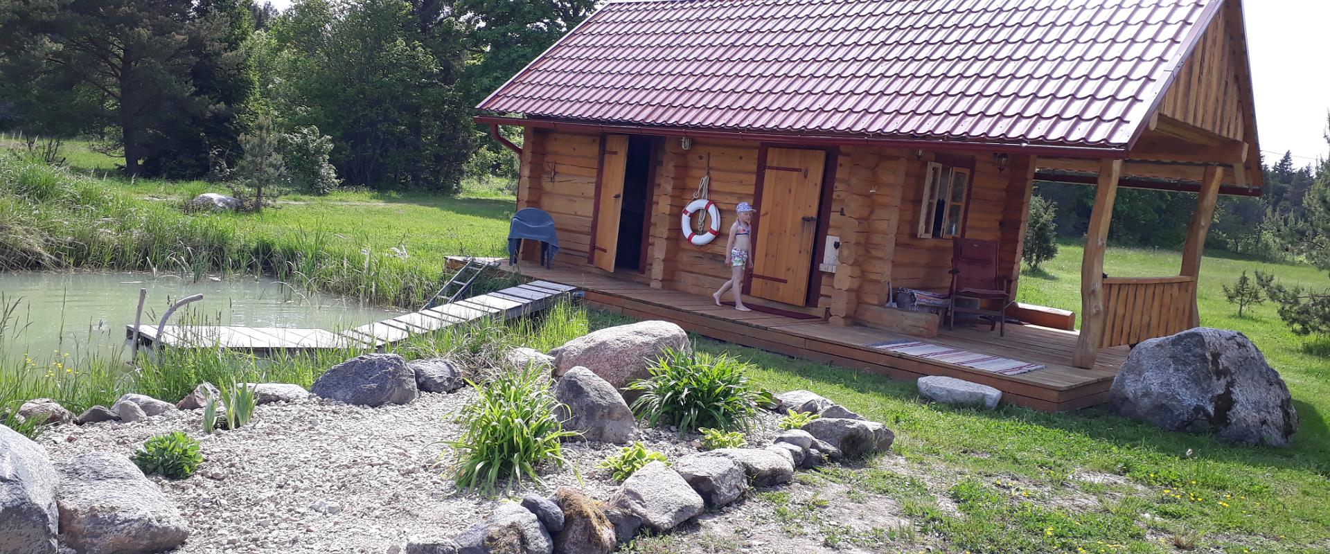 Saunen in Hiievälja: Rauchsauna, Badetonne und Aufgusssauna