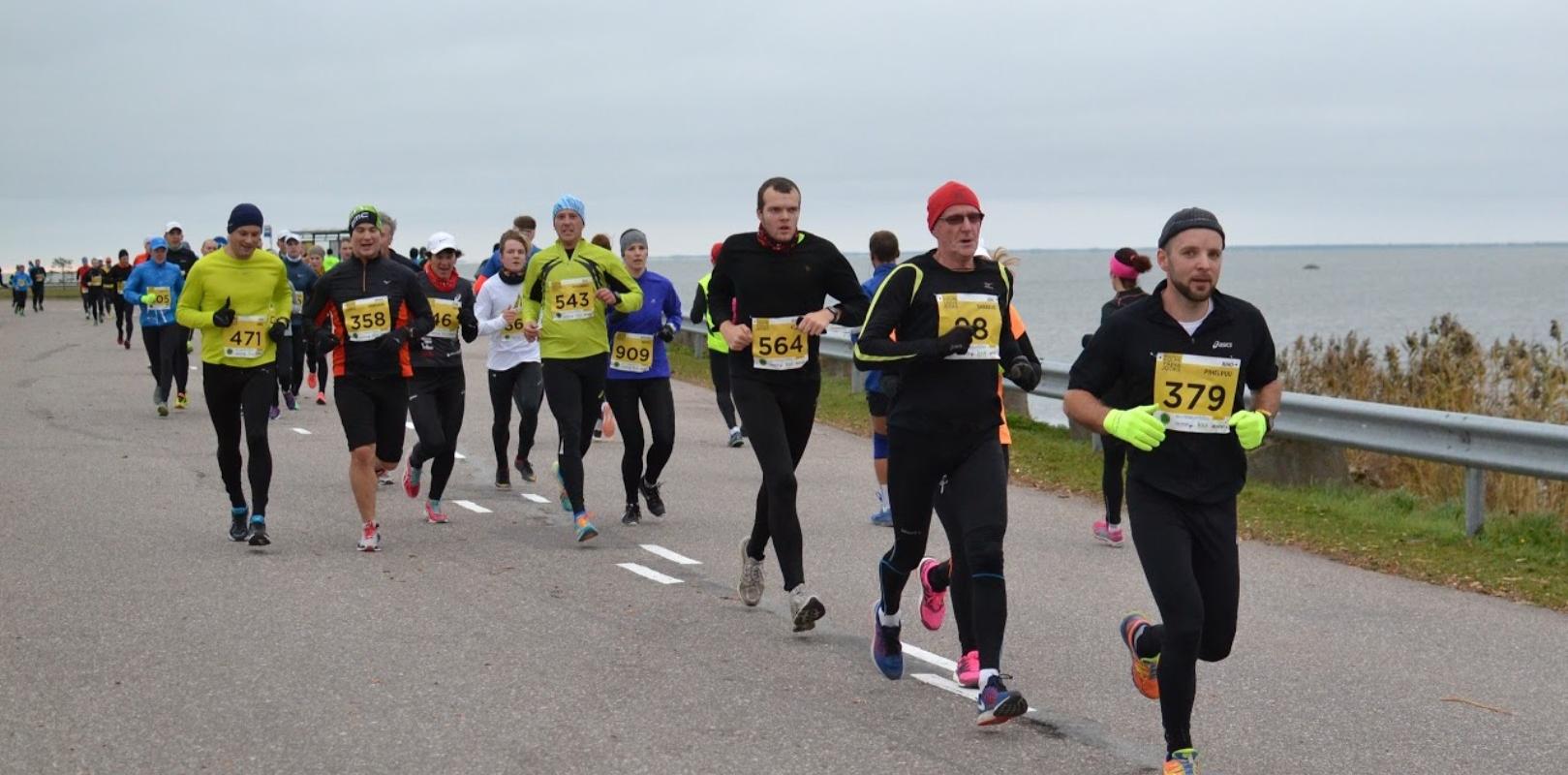 Kolme päeva jooksul läbivad võistlejad kokku maratoni distantsi – 42,195 km. Esimese ja viimase päeva jooksud toimuvad Kuressaares, kus joostakse nii 