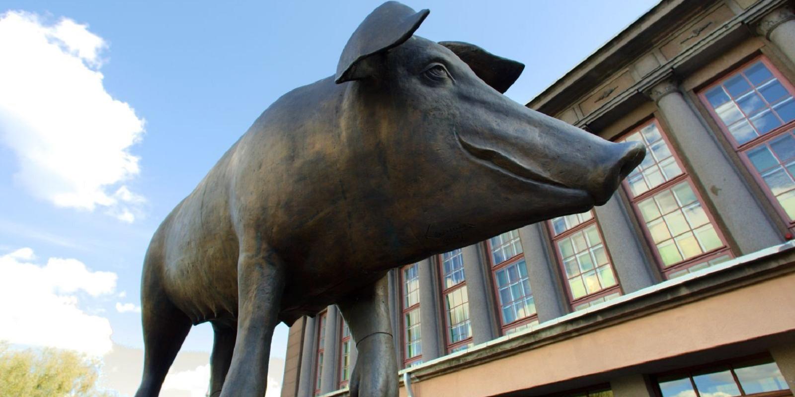 Skulptur „Schwein aus Bronze"