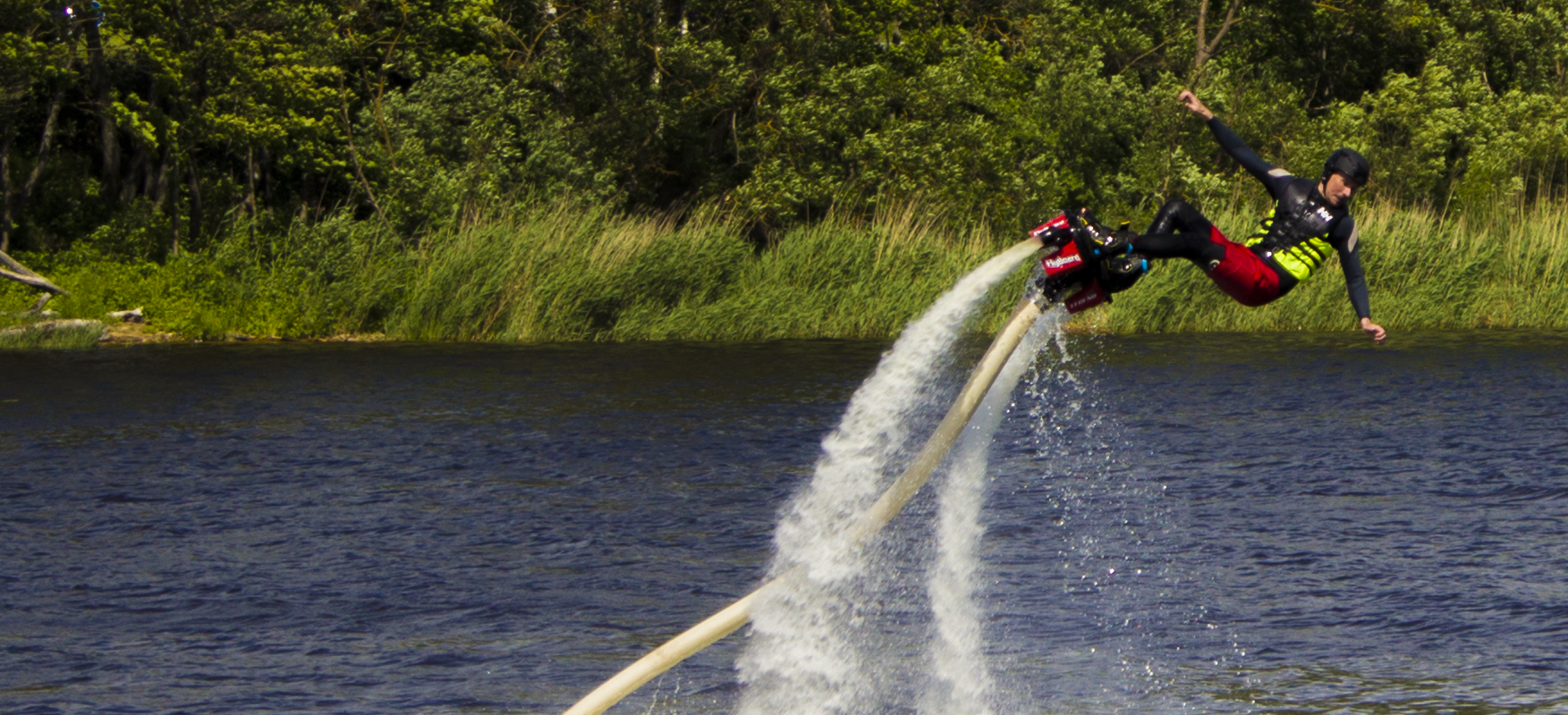 Kommen Sie und machen Sie ein unvergessliches Erlebnis auf dem Fluss Pärnu (dt. Pernau). Mit dem Flyboard können Sie durch das Wasser fliegen und über