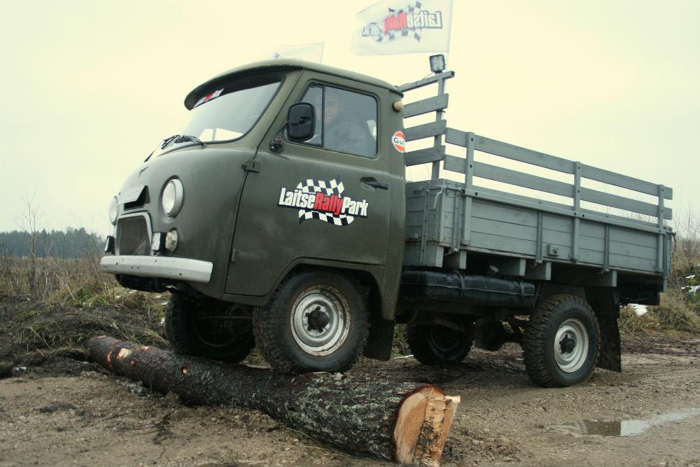 Fahrt mit einem UAZ Geländewagen auf einem Parcours in LaitseRallyPark