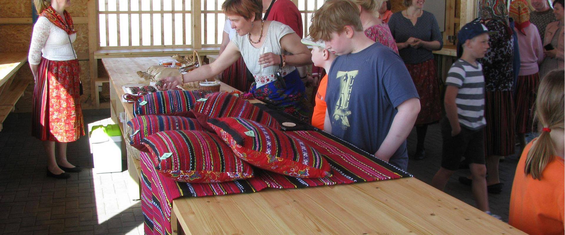 Kihnu harbour market: local food and crafts