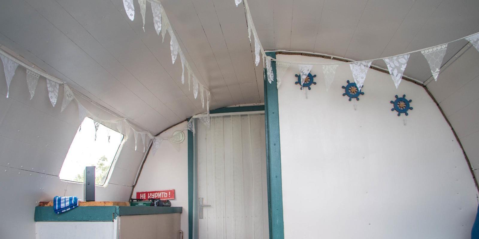 Erlebnisübernachtung im Saunaboot auf dem Peipussee, das Innere des Saunaboots ist nostalgisch gemütlich