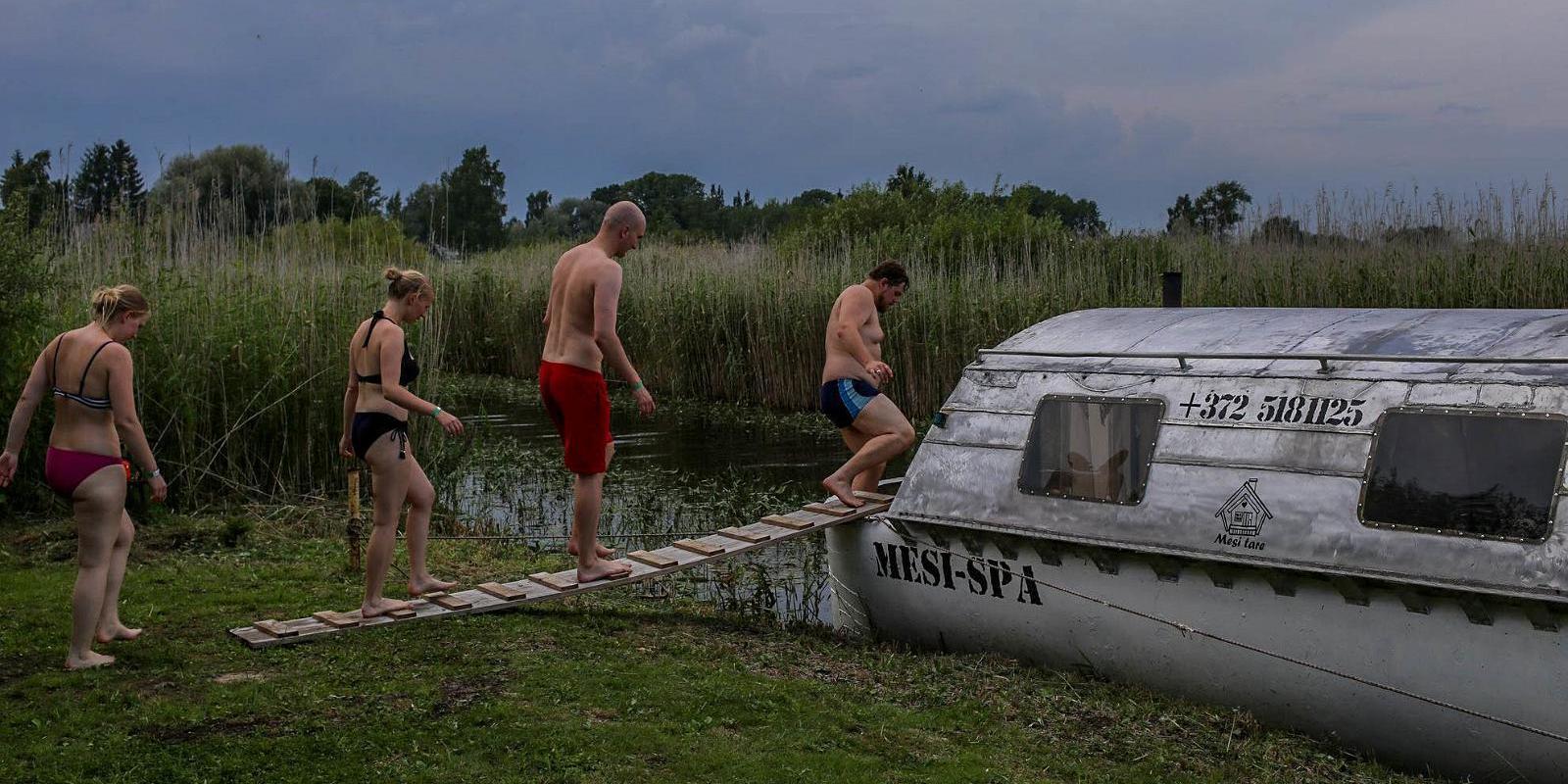 Accommodation in a sauna boat on Lake Peipus, guests heading to the sauna