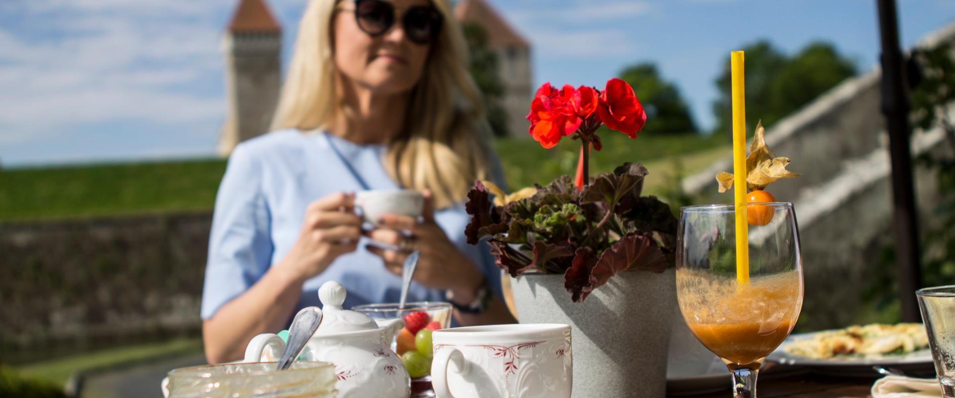 Ekesparre Butiikhotell - hommikusöök aias