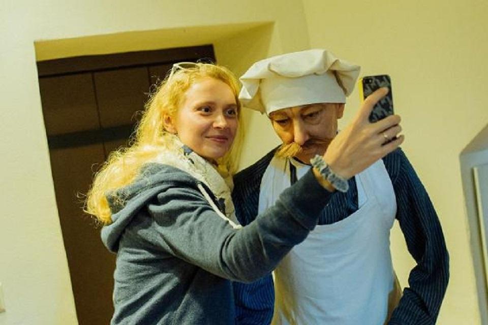 Alatskivi Castle Museum and a visitor taking a selfie