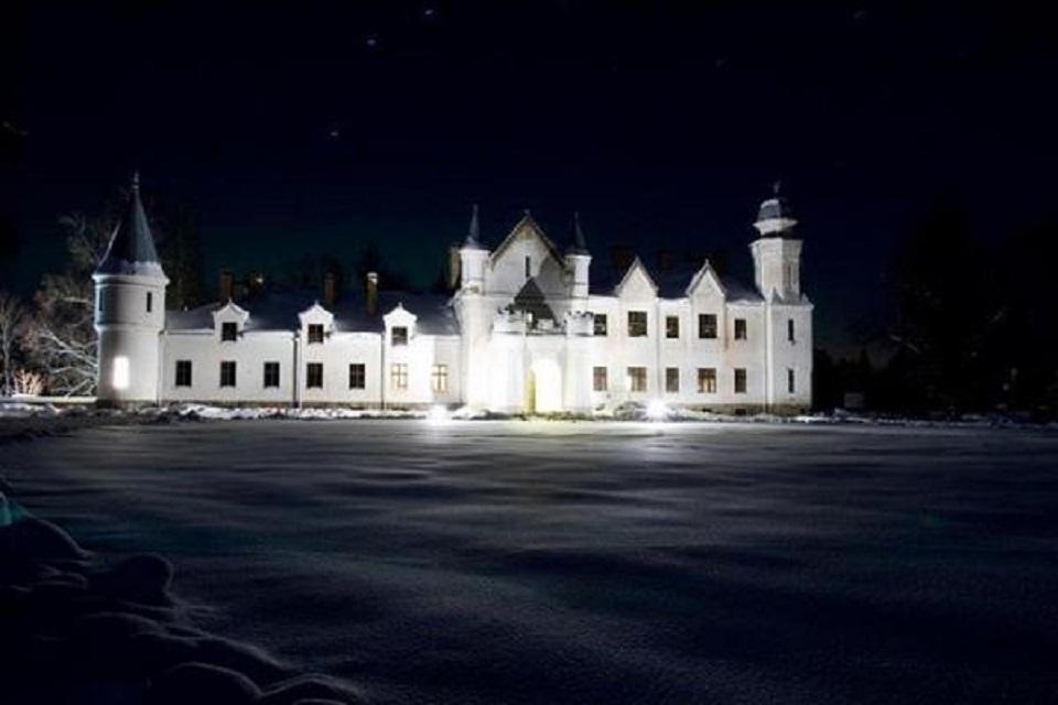 Alatskiven linna loistamassa pimeydessä