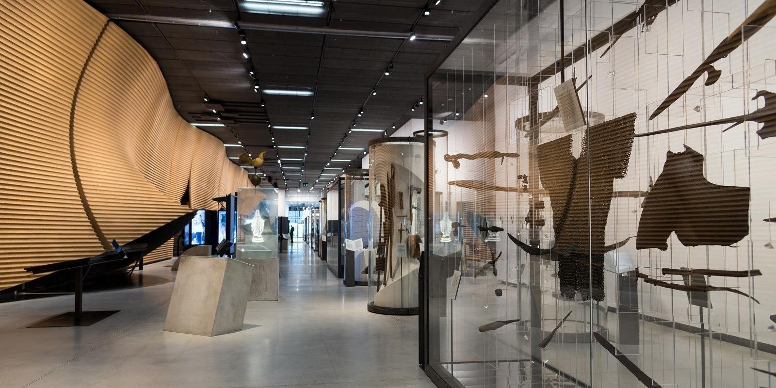 Fotogrāfijā redzami Igaunijas Nacionālā muzeja pastāvīgās izstādes "Tikšanās" eksponāti - bruņas un ieroči