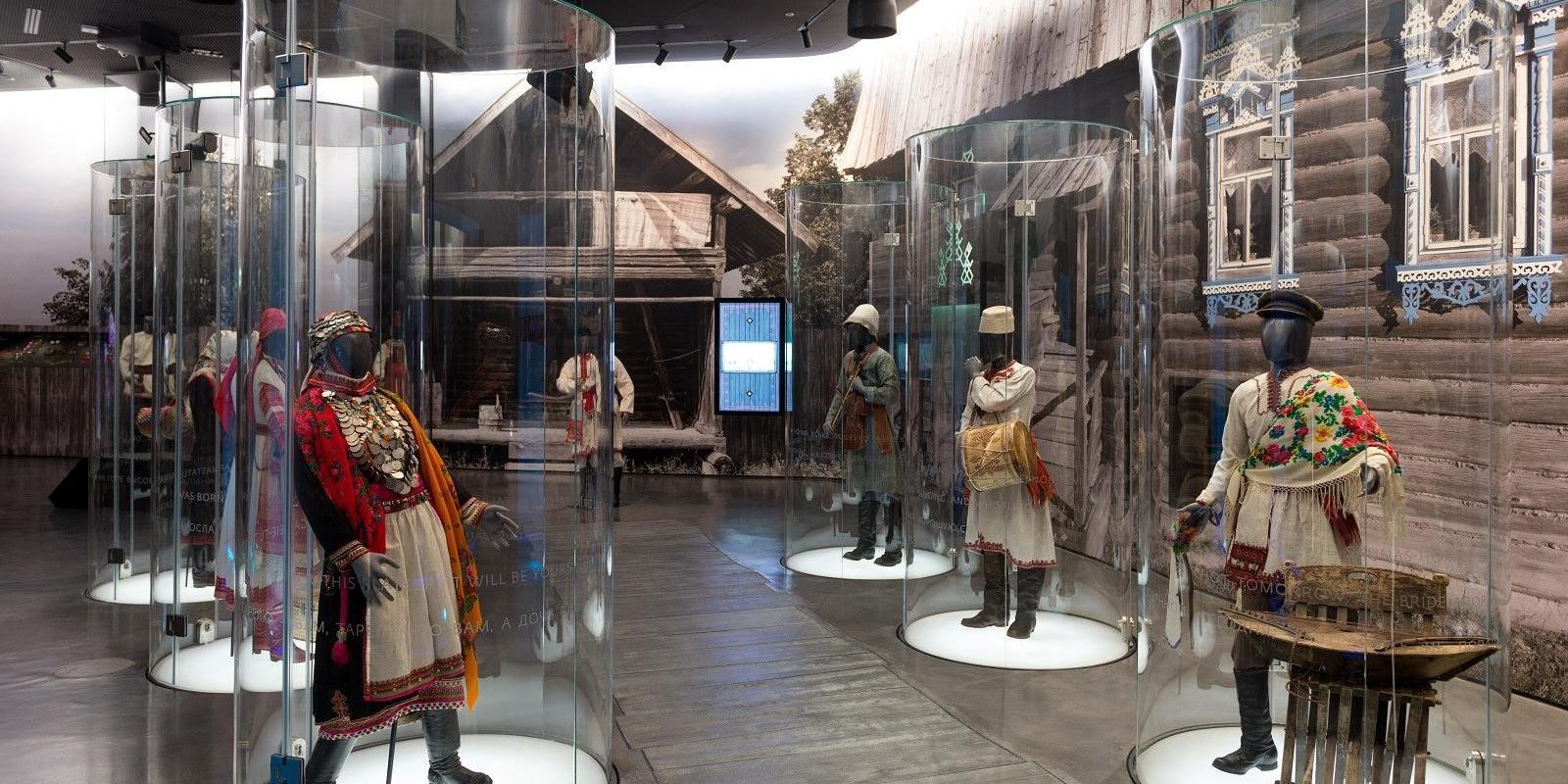 Fotogrāfijā redzami Igaunijas Nacionālā muzeja pastāvīgās izstādes "Urālu atbalss" somugru tautastērpi