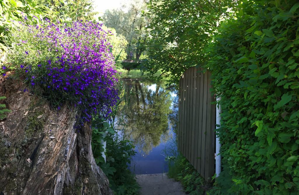 Puhkemaja River Villa trepp jõe äärde