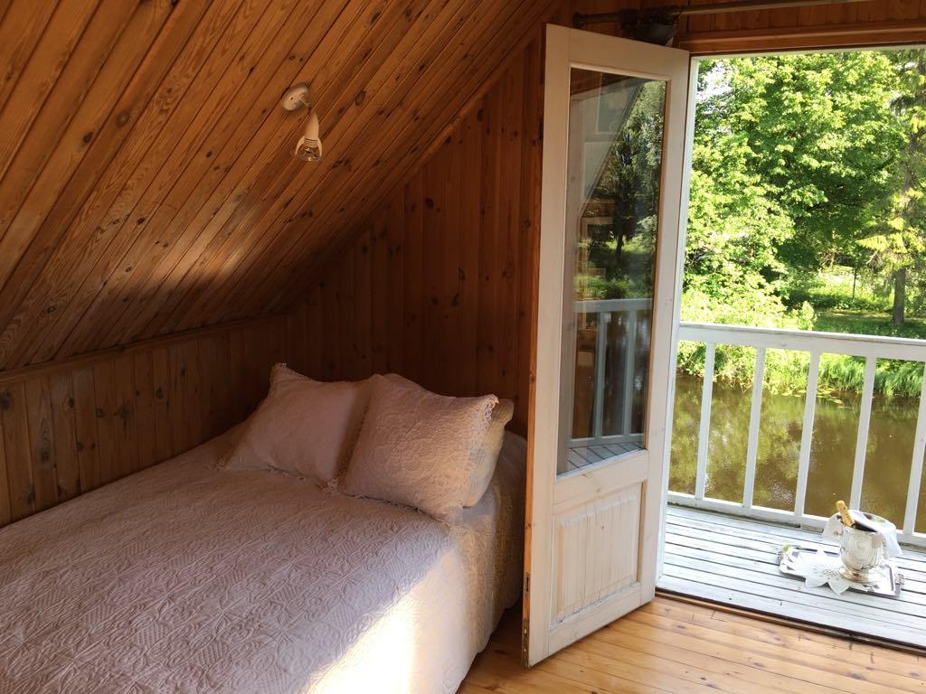 Puhkemaja River Villa magamistuba teisel korrusel