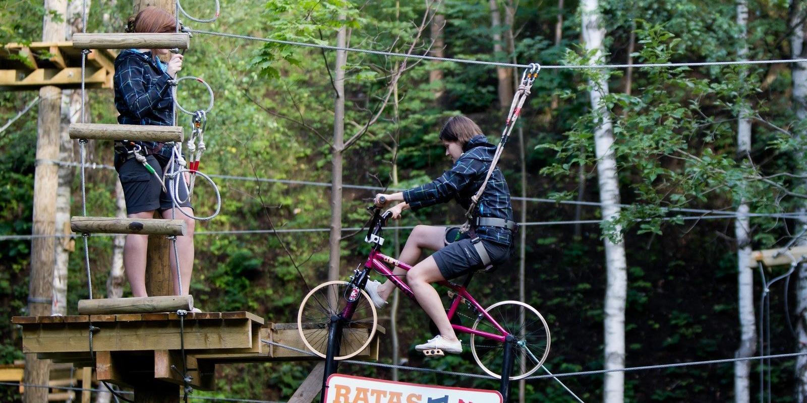 Tartu Piedzīvojumu parkā ir izveidotas 50 dažādas spēles. Piedzīvojumu mīļotājiem četru metru augstumā starp kokiem ir uzstādīts triku velosipēds un s