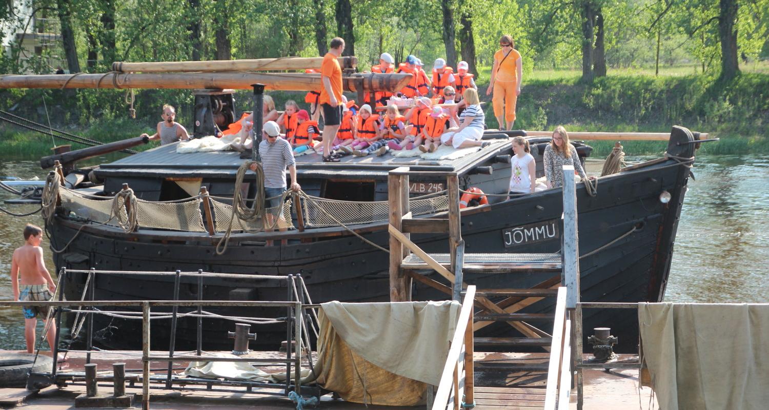 The 'Jõmmu' barge