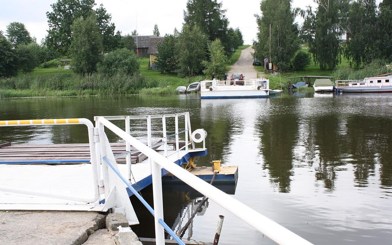 Kavastu raft takes you across the River Emajõgi