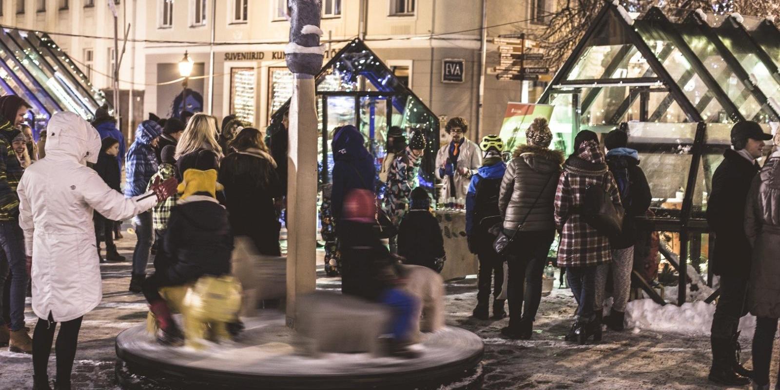 Tradicionālais Ziemassvētku gadatirgus notiek uz Küüni ielas, Tartu tirgus ēkas apkārtnē. Skaisti izrotātajā Tartu pilsētas centrā mēs gaidām, aptuven